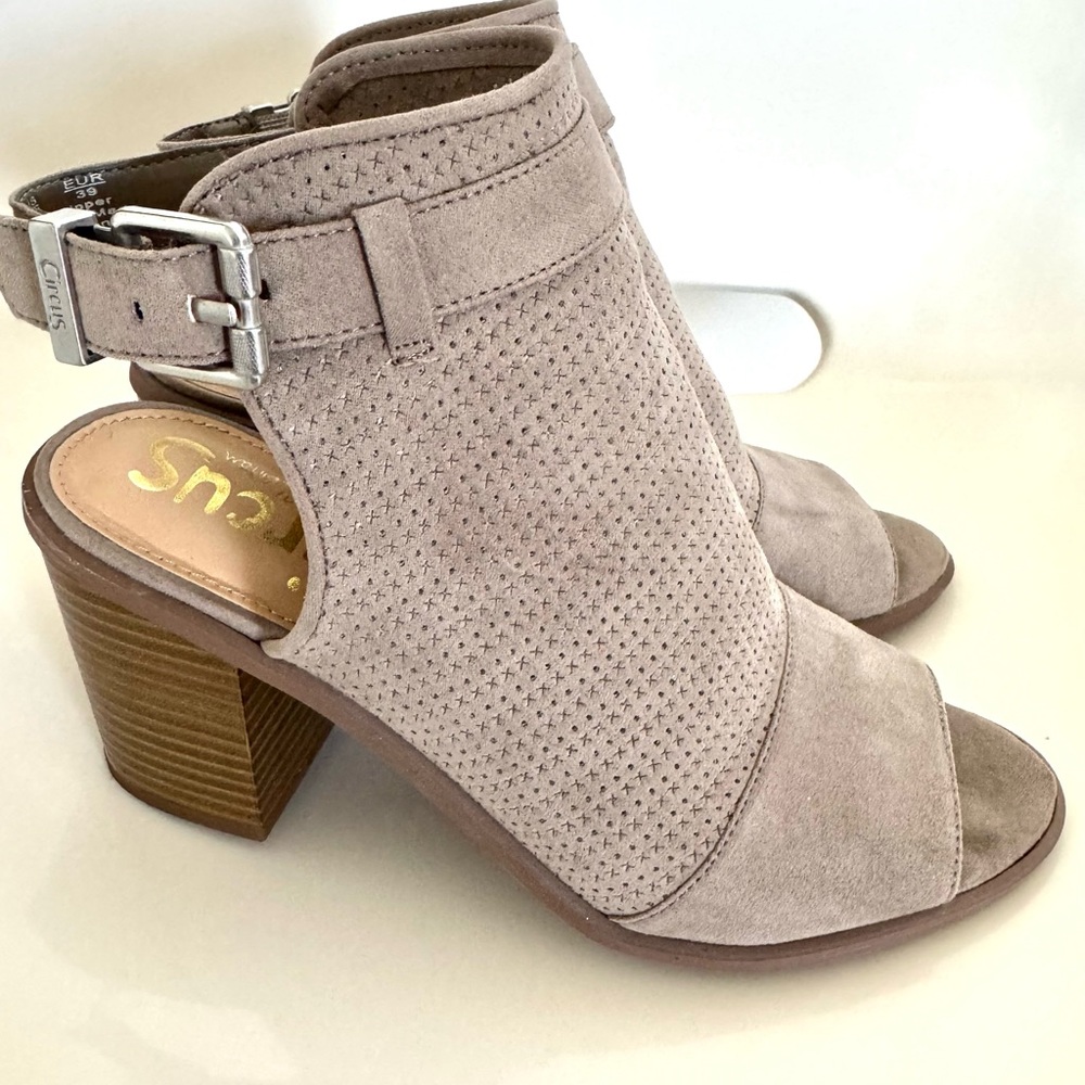 Circus by Sam Edelman Kipling Peep Toe Block Heel Sandals Putty Suede Size 9M